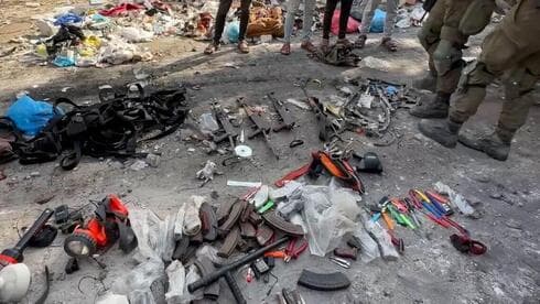 Terroristas se rinden al salir de un hospital en la Franja de Gaza. (Portavoz de las FDI) Terroristas se rinden al salir de un hospital en la Franja de Gaza.