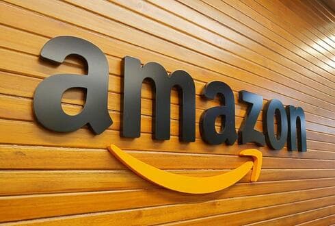 El sitio web Jewish Insider publicó un artículo que revelaba que las palabras “Del río al mar” habían sido pintadas con aerosol en los ascensores de las oficinas Amazon (Reuters) Amazon