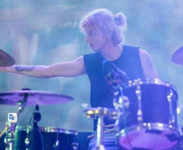 Yotam Haim era baterista en una banda. 