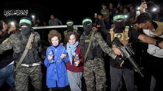 Terroristas de Hamás durante la liberación de rehenes israelíes en Gaza