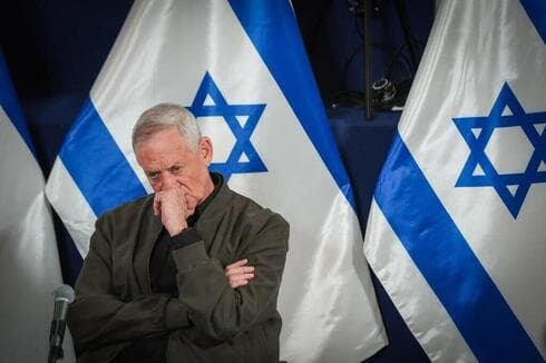 "Un alto precio que debemos pagar por una guerra justa", planteó Benny Gantz tras la noticia. (Noam Rivkin Fenton) El ministro Gantz, esta noche, en la conferencia de prensa.