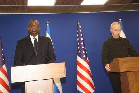 Lloyd Austin, ministro de Defensa de Estados Unidos, junto a su homólogo israelí en Tel Aviv.