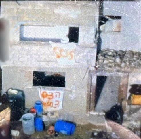 Carteles con peticiones de ayuda en la Franja de Gaza, cerca del lugar donde las fuerzas de las FDI dispararon a los rehenes israelíes. (Ynet) Carteles con peticiones de ayuda en la Franja de Gaza, cerca del lugar donde las fuerzas de las FDI dispararon a los rehenes israelíes.