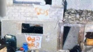 Carteles con peticiones de ayuda en la Franja de Gaza, cerca del lugar donde las fuerzas de las FDI dispararon a los rehenes israelíes.