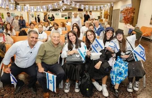 Nuevos inmigrantes llegan a Israel desde Francia.