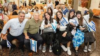Nuevos inmigrantes llegan a Israel desde Francia.