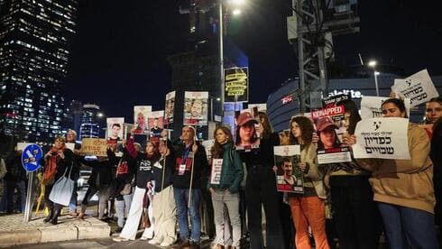 Familias de secuestrados frente a la Kirya en Tel Aviv: largos días de negociaciones. (Reuters) Familias de secuestrados frente a la Kirya en Tel Aviv: largos días de negociaciones.