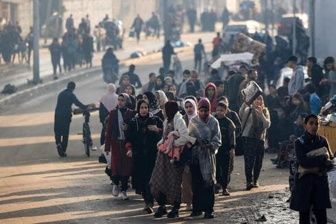 El influencer Ahmed Balousha criticó a otros países árabes al afirmar que abandonaron Gaza. (AFP) Palestinos evacuan hacia un lugar seguro en Gaza