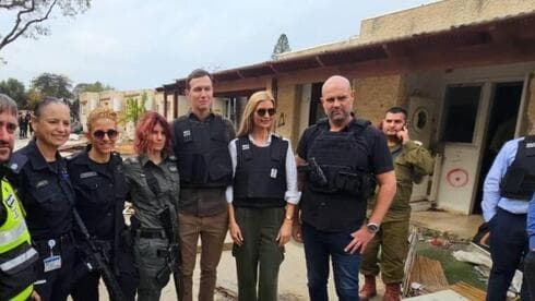 Jared Kushner e Ivanka Trump (centro) visitaron una de las comunidades, cerca de la frontera de Gaza, acompañados por el presidente de la Knesset, Amir Ohana (derecha). 