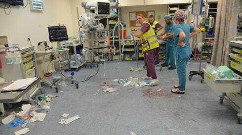 Jeringas, balas y sangre durante el "Sábado Negro" en el Hospital Barzilai. (Portavoz del Hospital Barzilai) Jeringas, balas y sangre durante el "Sábado Negro" en el Hospital Barzilai.