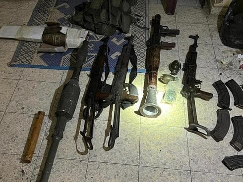 Armas encontradas en dos escuelas de Gaza.