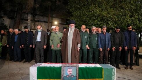 Jamenei rindió homenaje "a la lucha incansable de este mártir y pidió su compañía con los guardianes de Dios". (Ynet) La televisión estatal dijo que Jamenei rindió homenaje "a la lucha incansable de este mártir y pidió su compañía con los guardianes de Dios".