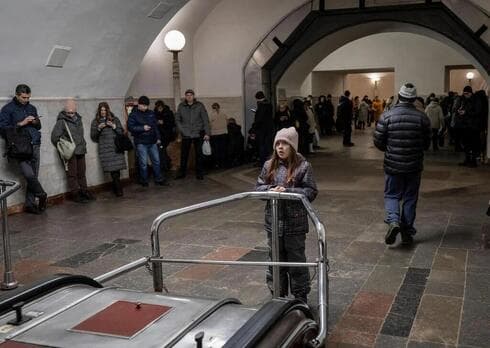 Ucranianos se refugian en una estación de metro en Kiev durante el ataque con misiles. 