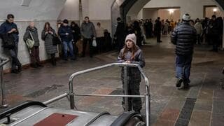 Ucranianos se refugian en una estación de metro en Kiev durante el ataque con misiles. 
