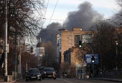 Escena del impacto de uno de los misiles o drones en Kiev. 