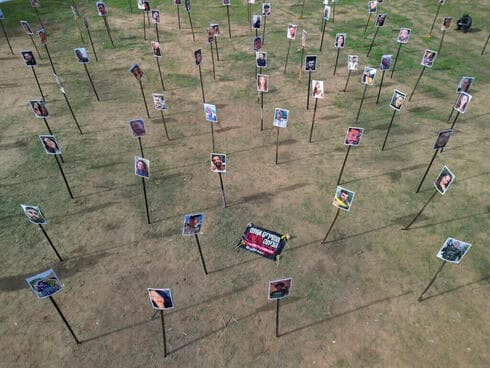 Una exposición conmemorativa de las víctimas del festival de música Nova.