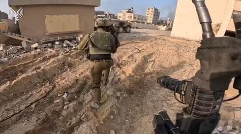 Las FDI ingresando al puesto de avanzada de Hamás "Mizrachi", donde encontraron cientos de armas y varios túneles repletos terroristas.