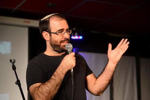 “Si me preguntas, compartir una pequeña cantidad de humor durante tiempos de guerra es un valor judío."