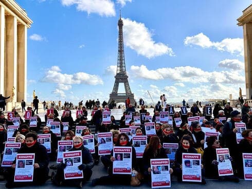 Judíos en Francia con carteles de rehenes en poder de Hamás. 