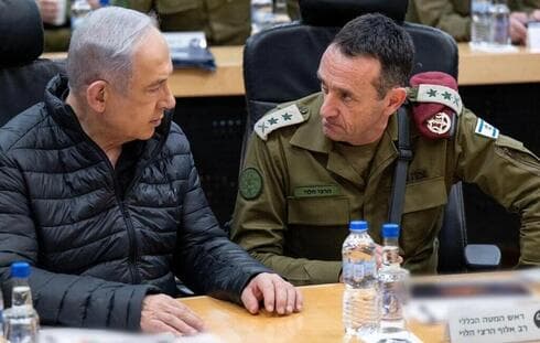 El primer ministro, Benjamín Netanyahu, junto al jefe de Estado Mayor de las FDI, Herzi Halevi. (Ynet) El primer ministro, Benjamín Netanyahu, junto al jefe de Estado Mayor de las FDI, Herzi Halevi.