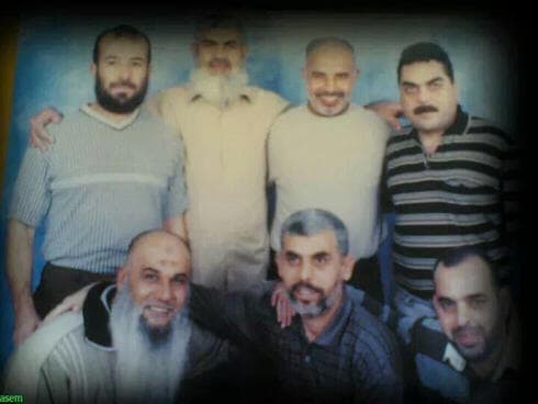 Sinwar junto a los terroristas de Hamás en la prisión israelí