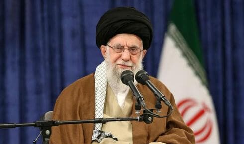 Saravani se presentó como una persona en la oficina del líder supremo de Irán.