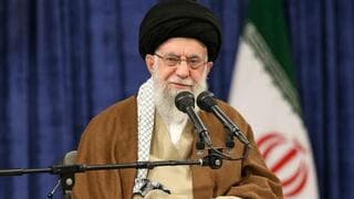 Saravani se presentó como una persona en la oficina del líder supremo de Irán.
