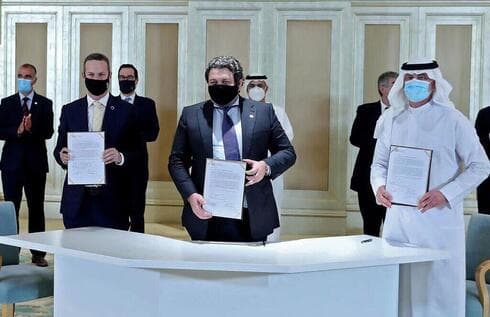 Delegados emiratíes e israelíes firman un acuerdo en la primera Cumbre Empresarial de los Acuerdos de Abraham en Abu Dabi. (AFP) Delegados emiratíes e israelíes firman un acuerdo en la primera Cumbre Empresarial de los Acuerdos de Abraham en Abu Dabi