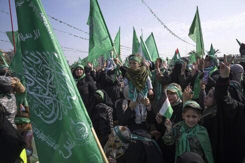 Se debe abandonar la idea de que es posible "desradicalizar a los palestinos, como ocurrió en Alemania y Japón". Es un proceso que sólo puede llevarse a cabo internamente y no por coerción externa. (AP) Se destaca la neutralización en la conciencia de los perpetradores de cualquier pensamiento que contemple que se trata de asesinatos que requieren consideración moral.