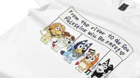 Activistas pro palestinos en Australia confeccionaron una camiseta con la imagen de la familia Heeler, de la que forma parte Bluey, sosteniendo un cartel con el lema "Del río al mar, Palestina será libre" (Captura de pantalla) La camiseta vendida por Free Palestina Printing