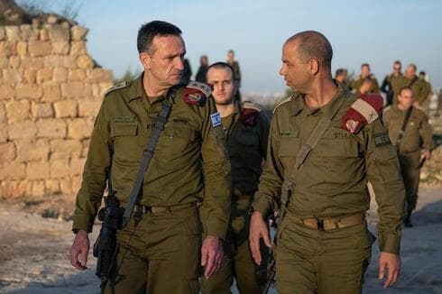 El teniente general Herzi Halevi visita la frontera norte, en medio de intercambios con Hezbolá. (FDI) El teniente general Herzi Halevi visita la frontera norte, en medio de intercambios con Hezbolá.
