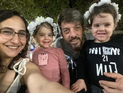 La familia Aloni-Cunio que la niña dibujó en cautiverio. David, el papá, permanece cautivo. (Ynet) Sharon y David Aloni-Cunio y sus hijas Emma y Yuli