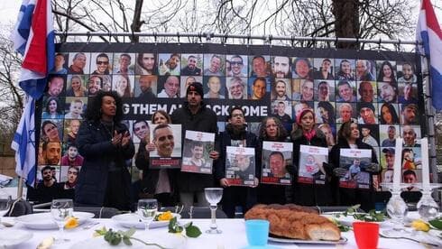 Manifestantes sostienen fotos de rehenes en poder de Hamás. 