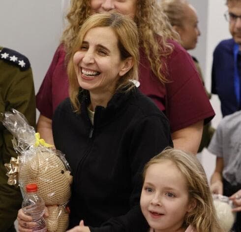 Emilia llenó un cuaderno entero con dibujos usando solo dos bolígrafos que recibió, uno rosa y otro morado (Ynet) Danielle y Emilia Aloni