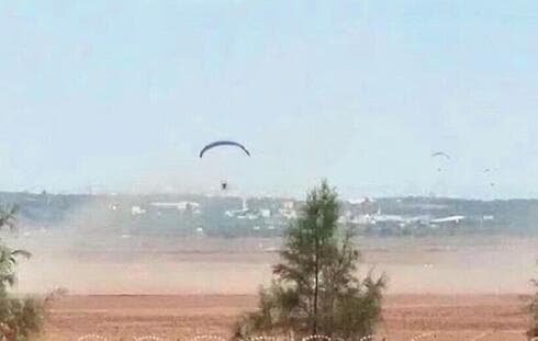 La última foto de Roy Idan del aterrizaje de los parapentes de Hamás. 