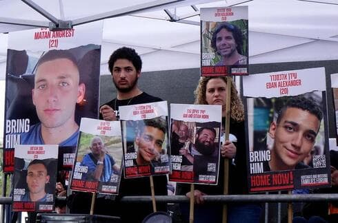 Manifestación de los 100 días en la Plaza de los Rehenes. 