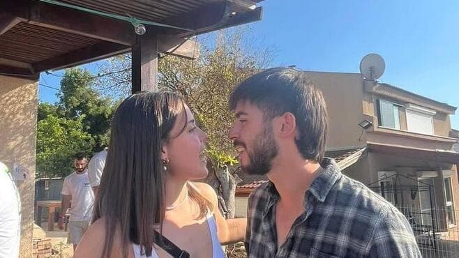 Nitzan z'l y su compañera. "Quería divertirse y viajar por el mundo", contó la familia. 