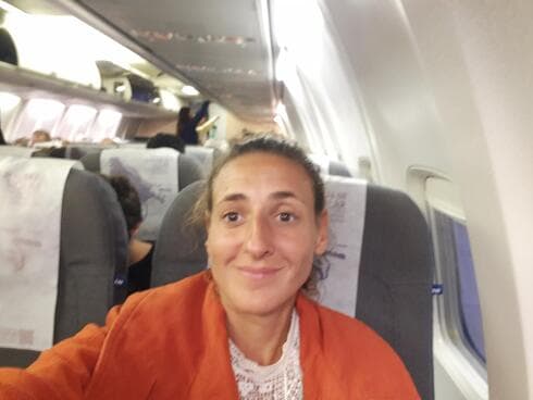 Tali, en el avión que la llevó de regreso a la Argentina. 