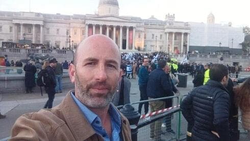  Noam Yehuda, el psicólogo que acompaña a las familias de los rehenes 