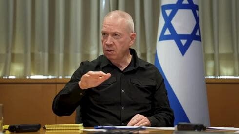 Para Gallant, "es crucial mantenerse unidos" tras la tragedia ocurrida en el centro de Gaza. (Elad Malka) Informe de Yoav Gallant a los periodistas.