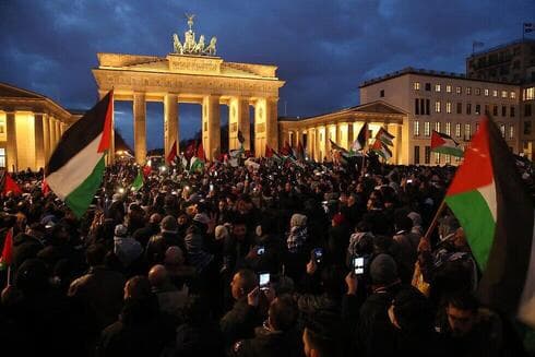 La Fundación Bertelsmann determinó que el antisemitismo relacionado con Israel ahora es socialmente aceptado (Gettyimages) Manifestación pro Palestina