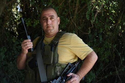 El jefe de seguridad de Merom HaGalil, Guy Eyal, con el nuevo teléfono satelital (Avihu Shapira) Guy Eyal
