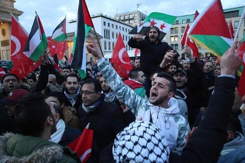 Las actitudes antisemitas relacionadas con Israel prevalecen más entre las personas que emigraron y crecieron en países con menos sensibilidad hacia el Holocausto (Gettyimages) Manifestación pro Palestina