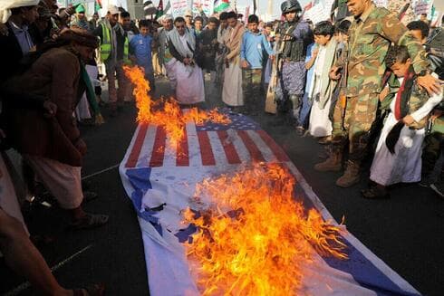 Partidarios hutíes queman las banderas de Estados Unidos e Israel. (Reuters/Khaled Abdullah) Partidarios hutíes