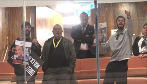 Bronca de los familiares de secuestrados en Gaza durante el pleno de la Knesset.