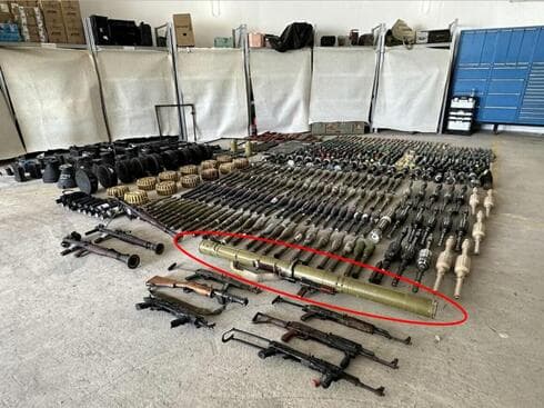 El "botín" arrebatado a los terroristas de Hamás el 7 de octubre. En un círculo: el peligroso lanzador RPG-29, que también utiliza Hezbolá. (Nir Ben Zaken) El "botín" arrebatado a los terroristas de Hamás el 7 de octubre. En un círculo: el pesado, engorroso y peligroso lanzador RPG-29, que también utiliza Hezbolá.