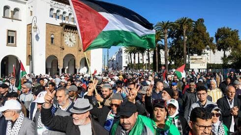 "En Marruecos, la mayoría de los medios de comunicación condenan la intervención israelí ." (AFP) "En Marruecos, la mayoría de los medios de comunicación condenan la intervención israelí ."