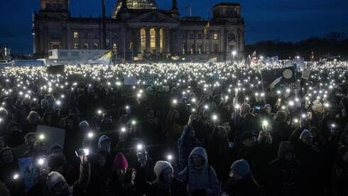 Políticos, jefes de iglesias, artistas y estrellas del deporte se encontraban entre los que convocaron protestas públicas. (Ebrahim Noroozi / AP) Políticos, jefes de iglesias, artistas y estrellas del deporte se encontraban entre los que convocaron protestas públicas .