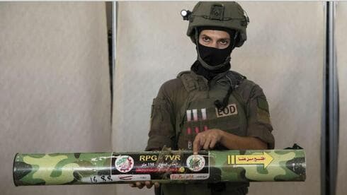 Terrorista de Hamás sostiene misiles de RPG's como los que causaron la muerte de 21 reservistas en Gaza. (Reuters) Terrorista de Hamás sostiene misiles de RPG's como los que causaron la muerte de 21 reservistas en Gaza.