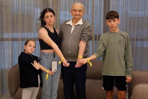 Dafna y Ella Elyakim, Avigdor Neumann y Eitan Yahalomi. 